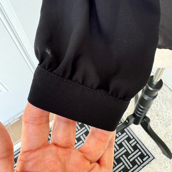 LOFT-PETITES- Black Solid Top, Long Sleeves. Crew Neck.SZ XSP. Button Cl… - Picture 4 of 8